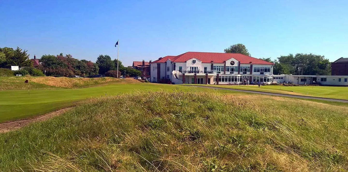 Hillside Golf Club clubhouse and green